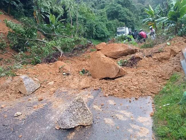 Las lluvias han dificultado los trabajos de remoción. Foto Redes Sociales.