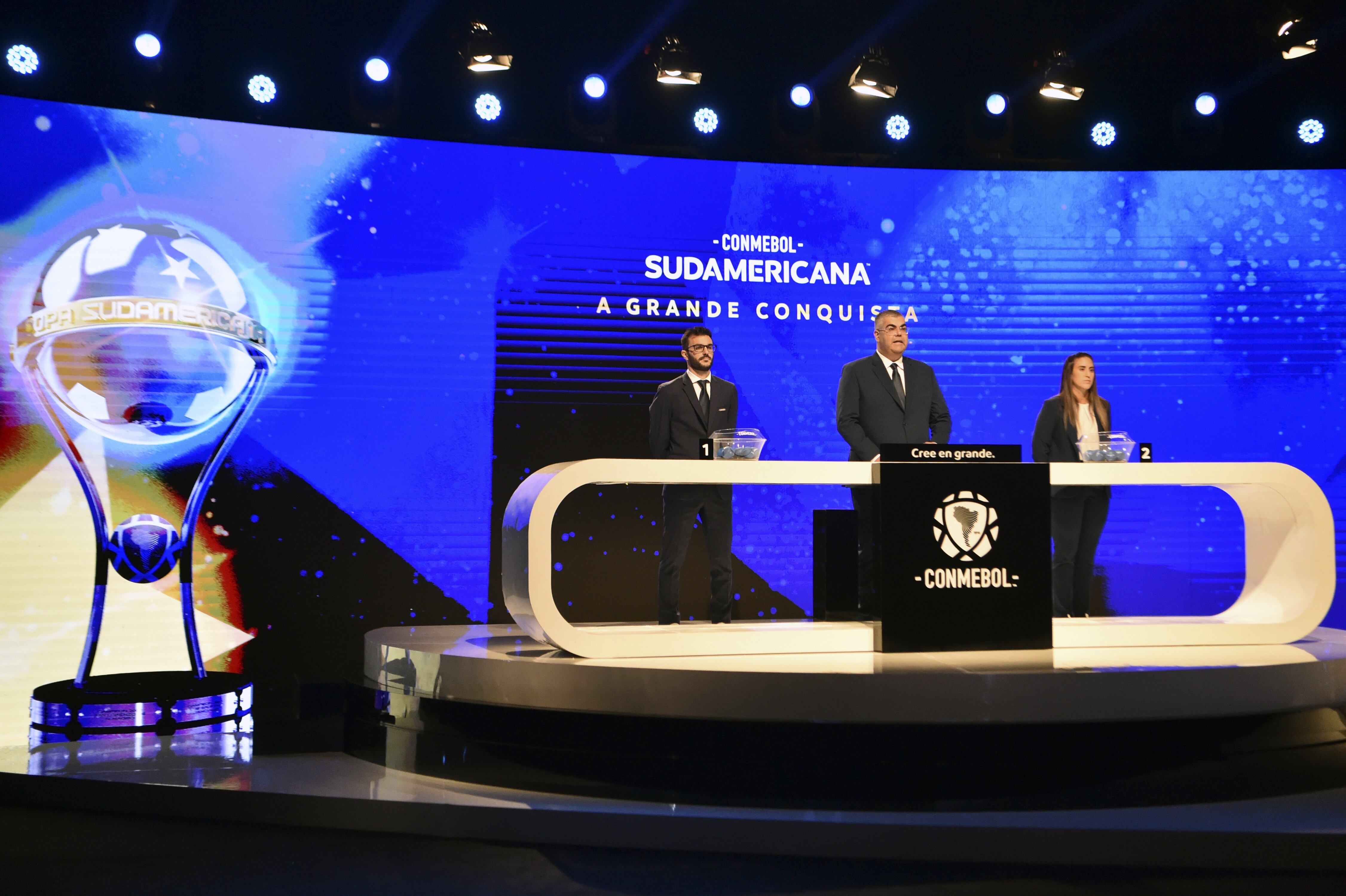 AMDEP2993. LUQUE (PARAGUAY), 03/06/2024.- El director de competiciones de clubes de la Conmebol, Frederico Nantes (c), habla en el sorteo de la Copa Sudamericana 2024 este lunes, en la sede de la Conmebol en Luque (Paraguay). EFE/ Norberto Duarte / POOL