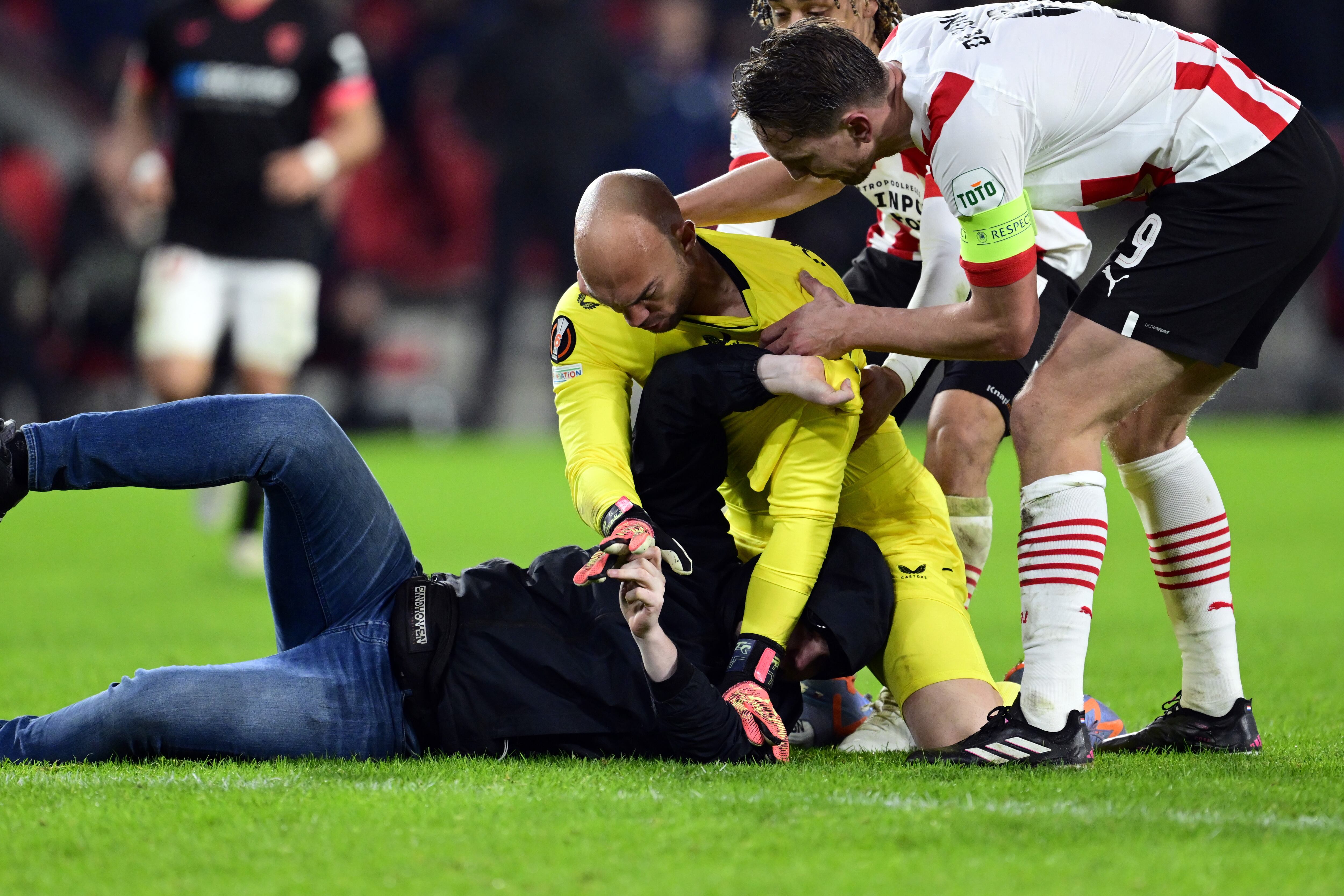 Marko Dmitrovic fue agredido por un hincha en medio del duelo por Europa League entre PSV y Sevilla FC. (Photo by ANP via Getty Images)