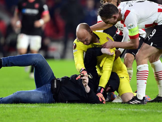 Marko Dmitrovic fue agredido por un hincha en medio del duelo por Europa League entre PSV y Sevilla FC. (Photo by ANP via Getty Images)