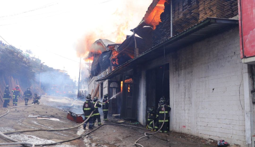 Incendio en una bodega de maderas