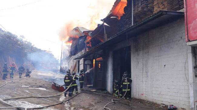 Incendio en una bodega de maderas