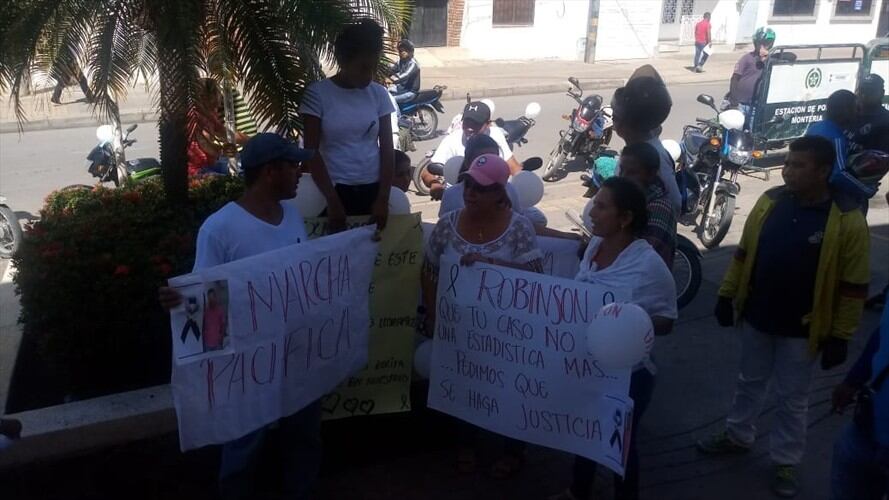 Familiares de hombre baleado por un policía en Montería realizaron plantón. Foto: Cortesía