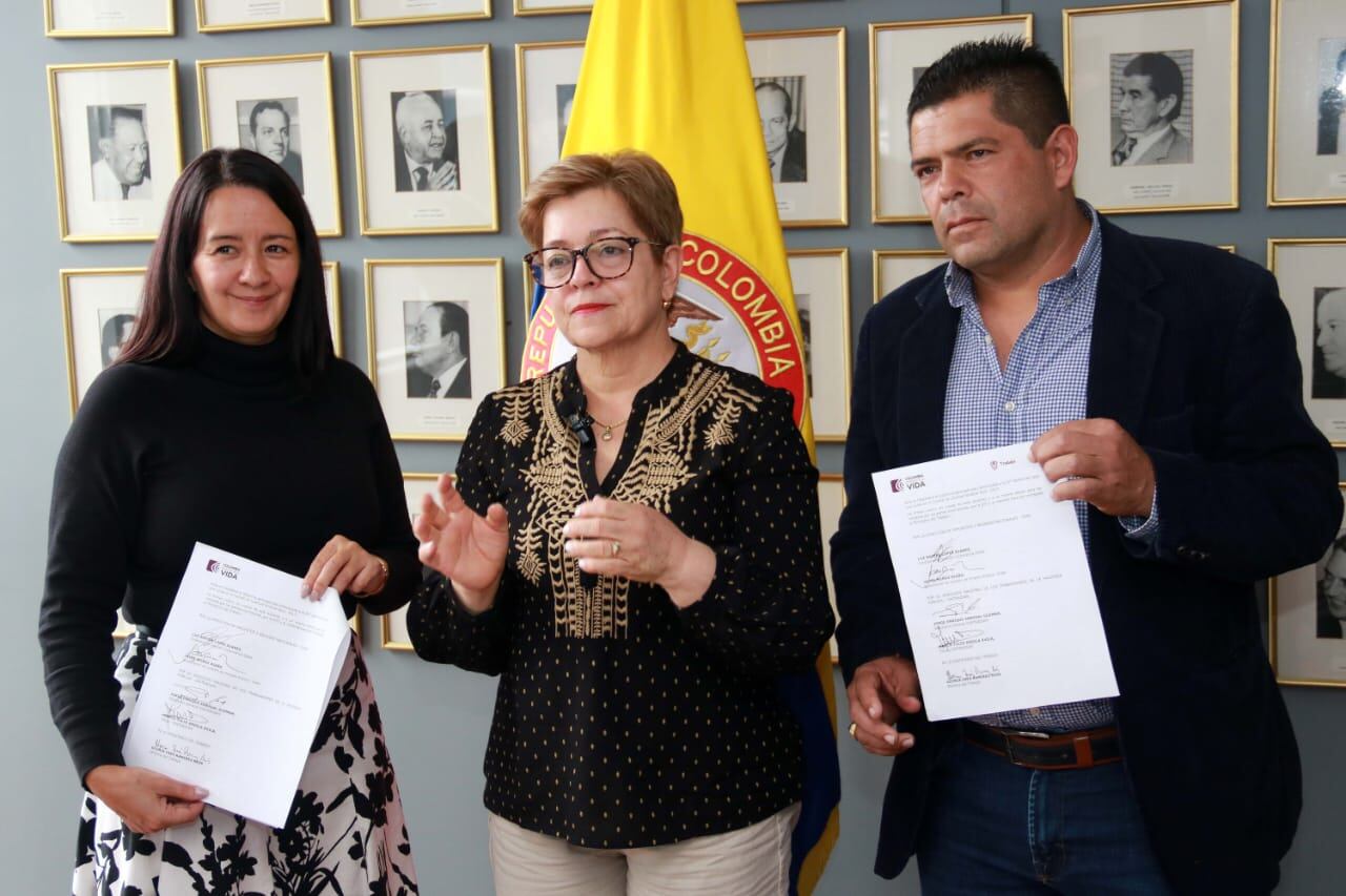 Nayibe López, directora de gestión corporativa de la DIAN; ministra del Trabajo, Gloria Inés Ramírez Ríos y Marco Tulio Ardila, fiscal de SINTRADIAN. Cortesía MinTrabajo