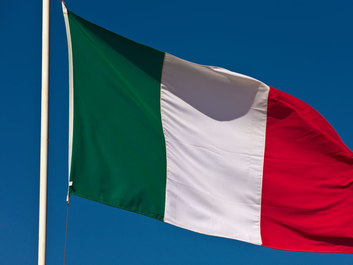Italia dice que no acepta ultimátums y mantendrá la suspensión del Schengen con España