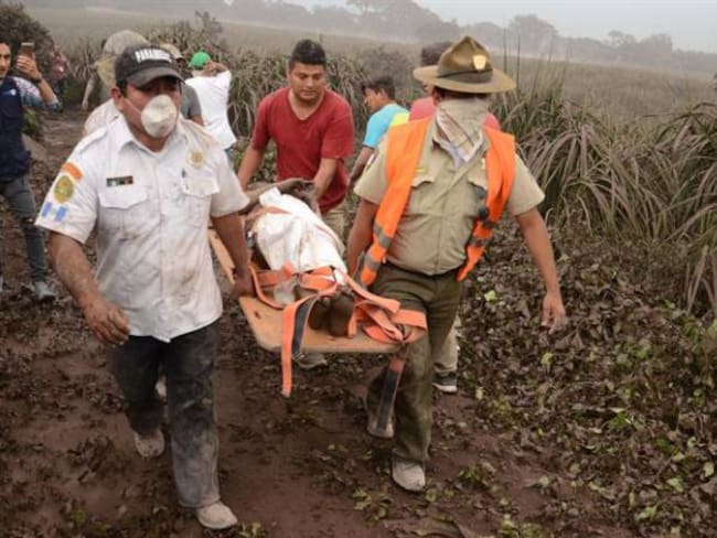 Organismos de socorro atendiendo la emergencia en Guatemala.