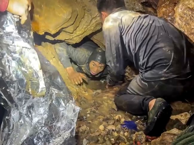 Esta captura de pantalla, tomada de un video facilitado el 29 de mayo de 2026 y proporcionado por Metta Tham Rescue Kalasin, muestra a un equipo de rescate liberando a uno de los siete hombres (izq.) atrapados dentro de una cueva semisumergida en la provincia central de Xaysomboun, al noreste de la capital, Vientiane. Un equipo de rescate liberó el 29 de mayo a uno de los siete hombres atrapados dentro de una cueva semisumergida en Laos durante más de una semana, según informó el grupo que trabajaba en el lugar. (Foto de Handout / Metta Tham Rescue Kalasin / AFP) / RESTRINGIDO A USO EDITORIAL - CRÉDITO OBLIGATORIO "AFP PHOTO/ HO/ Metta Tham Rescue Kalasin - PROHIBIDO SU USO EN CAMPAÑAS DE MARKETING O PUBLICIDAD - DISTRIBUIDO COMO UN SERVICIO A LOS CLIENTES - PROHIBIDO SU ARCHIVO