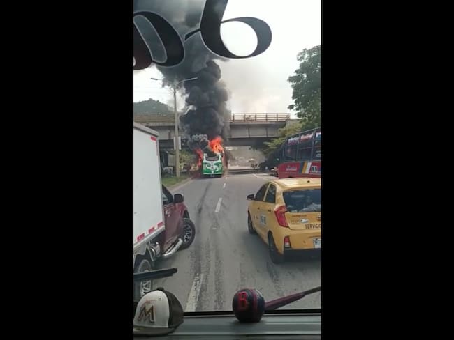 Se incendió un bus en el puente de la variante de Turbaco