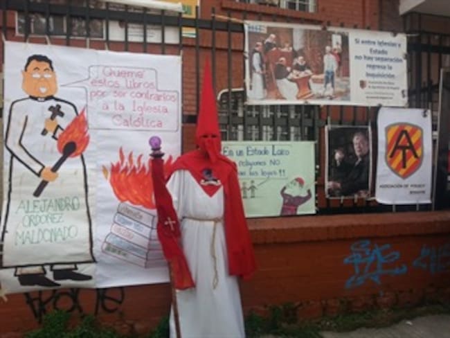 Manifestantes protestan frente a la iglesia donde el procurador va a misa