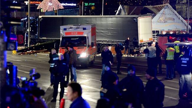 Policías y rescatistas se reúnen junto al camión que colisionó contra un mercado navideño, cerca de la iglesia Kaiser Wilhelm, en Berlín (Alemania), hoy, 19 de diciembre de 2016. . Foto: Colprensa