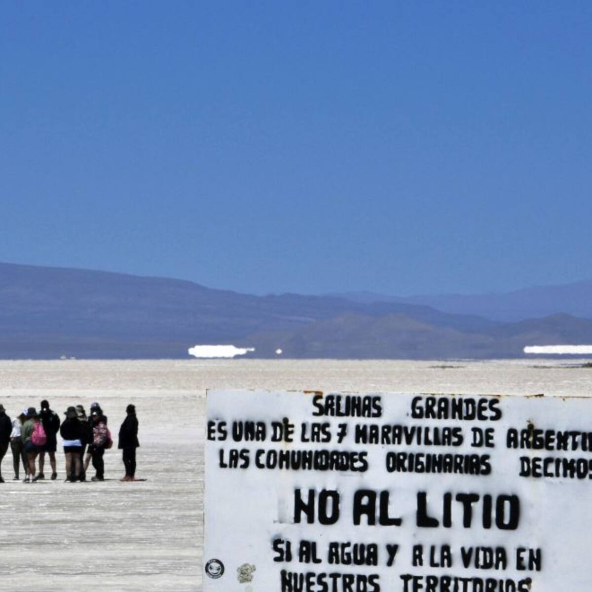 Gabriel Boric se reunió con comunidades indígenas de las zonas donde busca explotar Litio