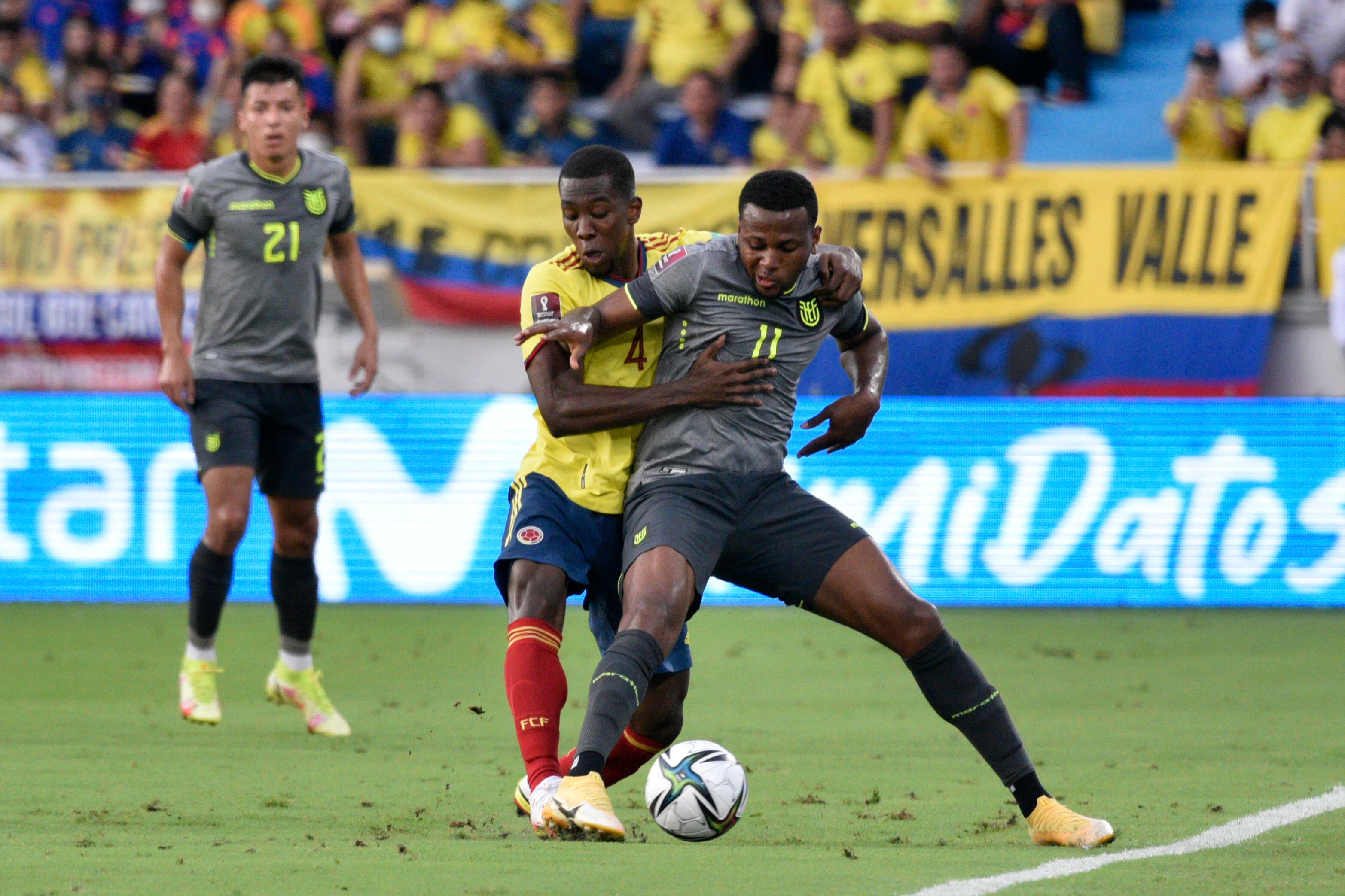 Michael Estrada y Carlos Cuesta disputando un balón en un duelo entre Colombia y Ecuador. (Photo by Guillermo Legaria/Getty Images)