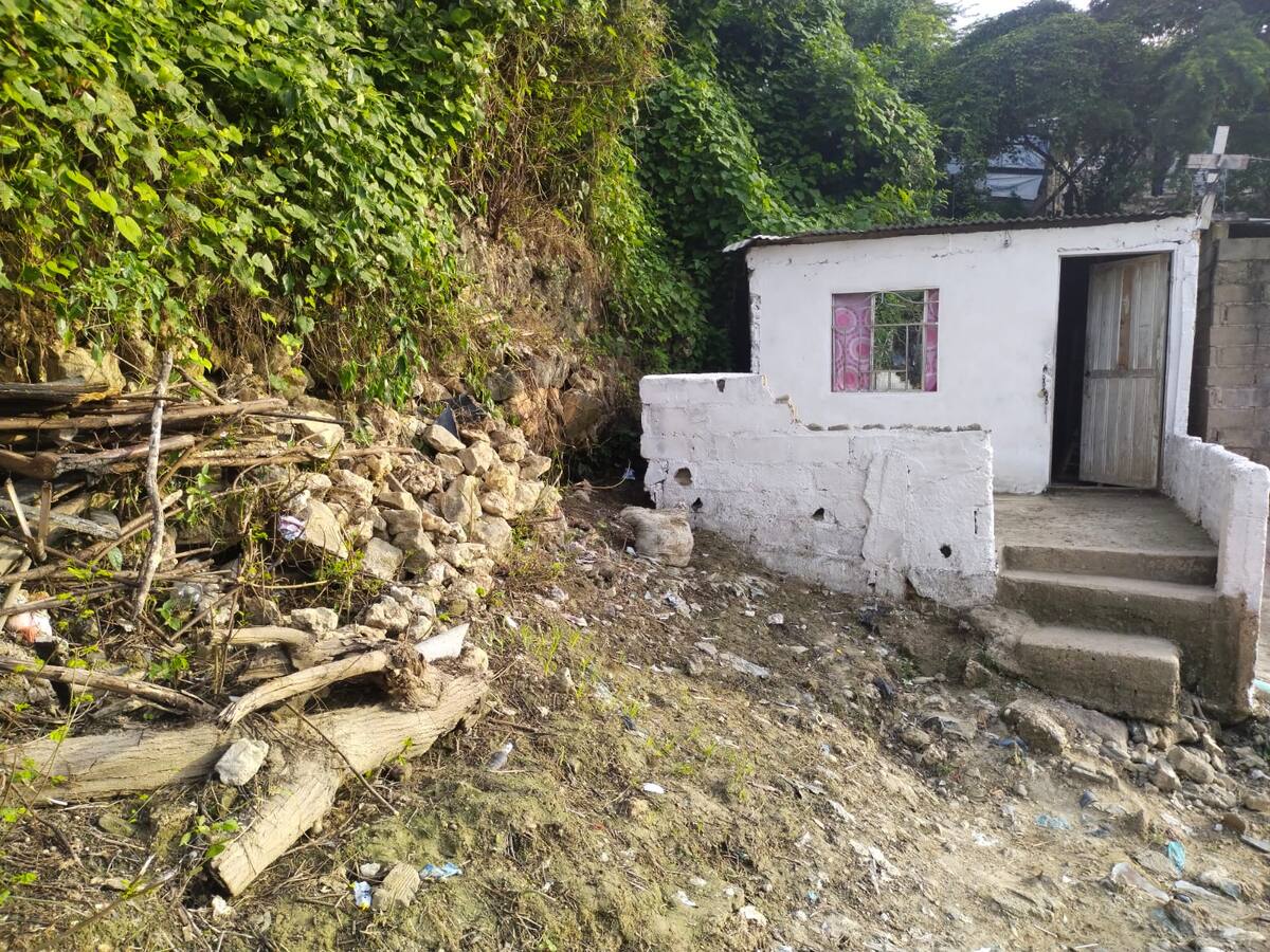 Ocho viviendas están en alto riesgo por deterioro de un muro en Cartagena