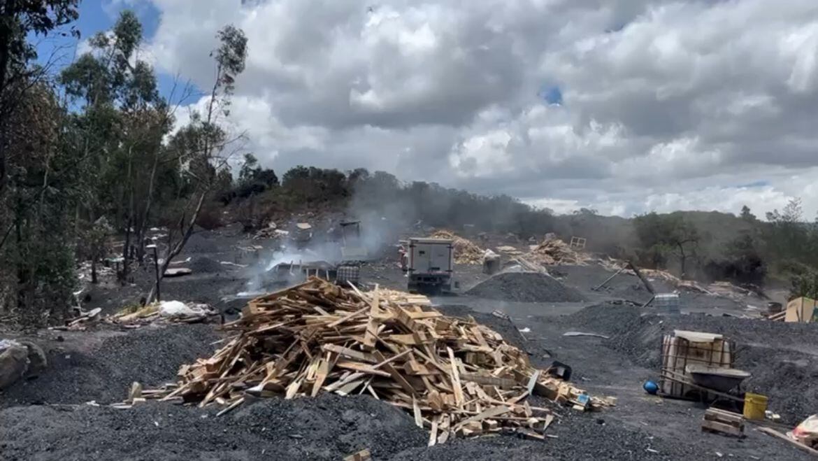 Autoridades detectan en flagrancia una quema a cielo abierto para la producción de carbón vegetal. Foto: Cortesía CAR Cundinamarca.