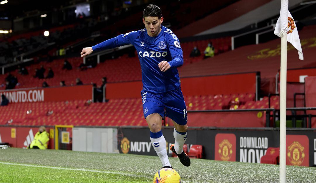 James Rodríguez ejecuta un tiro de esquina en su anterior juego con el Everton frente al Manchester United.