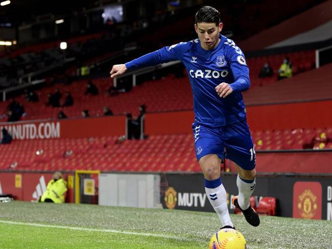 James Rodríguez ejecuta un tiro de esquina en su anterior juego con el Everton frente al Manchester United.