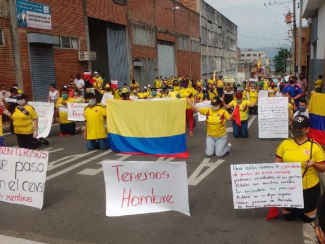 Habitantes de la comuna 4 protestan por entrega "a medias" de mercados