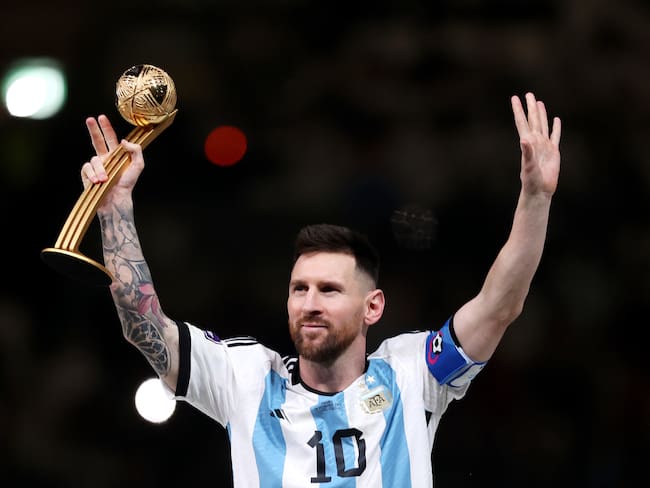 Lionel Messi celebra con su galardón a mejor jugador del Mundial de Qatar. (Photo by Julian Finney/Getty Images)