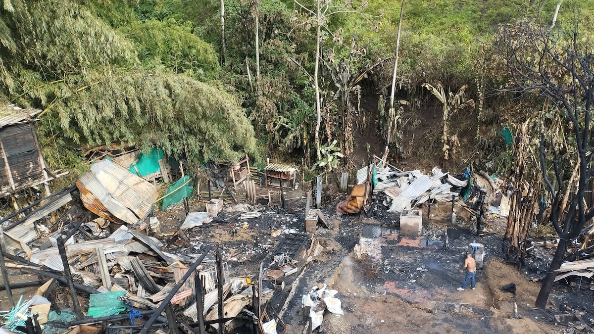 Incendio en variante sur de Calarcá deja a familias sin hogar; claman por ayuda