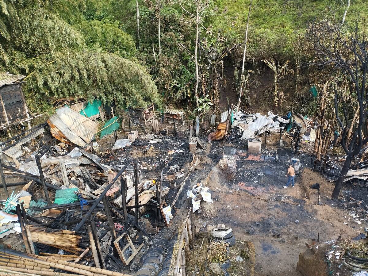 Incendio en variante sur de Calarcá deja a familias sin hogar; claman por ayuda