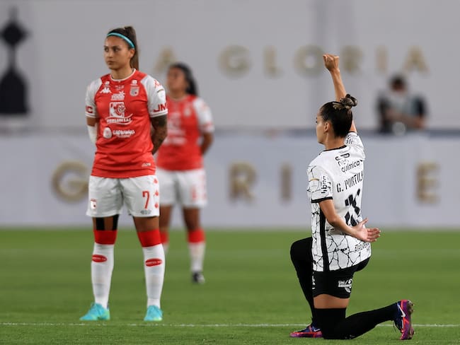 MONTEVIDEO, URUGUAY - NOVEMBER 21: Gabi Portillo (R) of Corinthians protests against racism prior to the final match of Women&#039;s Copa CONMEBOL Libertadores 2021 between Santa Fe and Corinthians at Estadio Gran Parque Central on November 21, 2021 in Montevideo, Uruguay. (Photo by Buda Mendes/Getty Images)