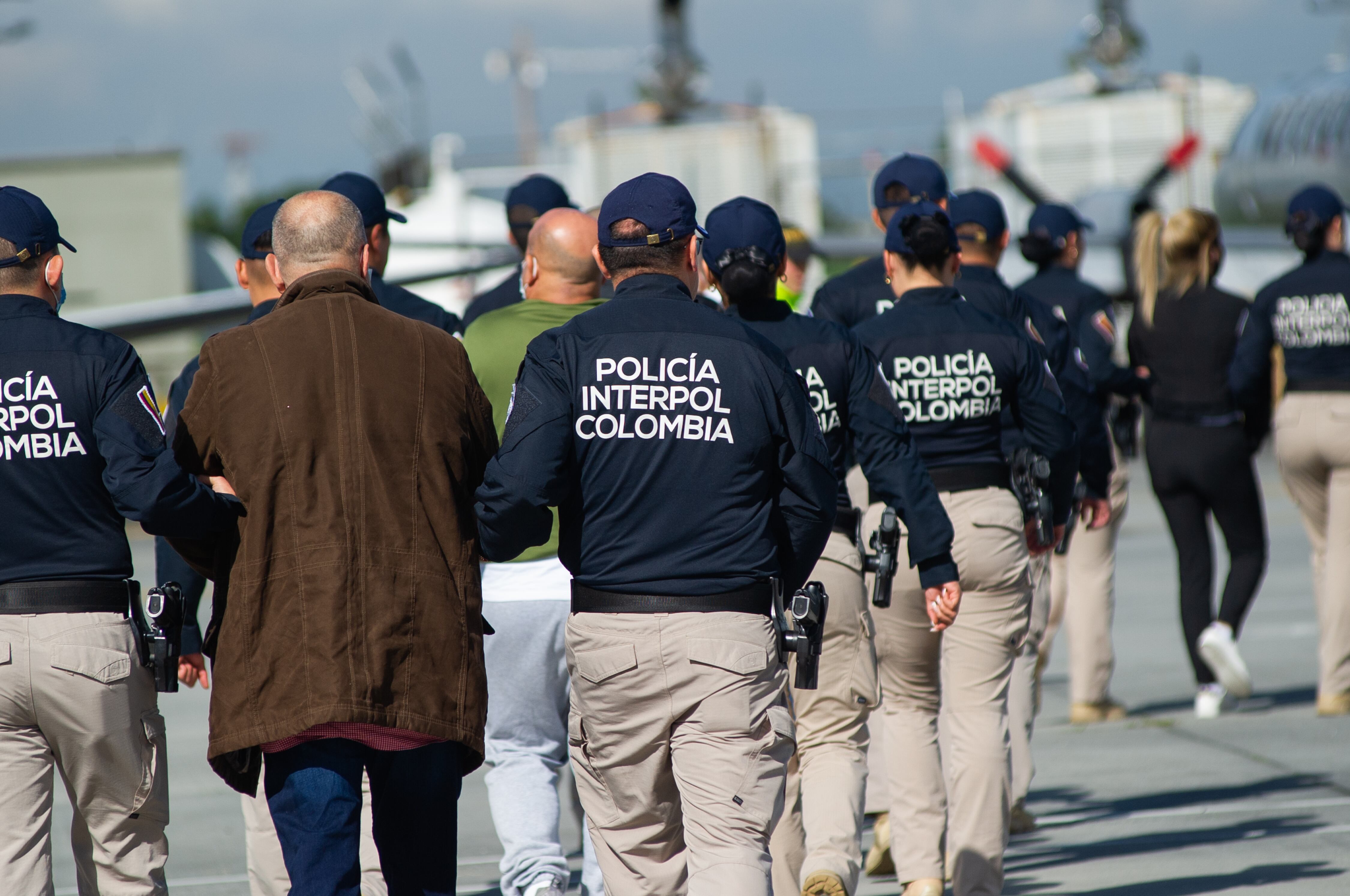 Oficiales de la Interpol escoltando extraditados a Estados Unidos. FOTO: Stringer/Long Visual Press/Universal Images Group via Getty Images)