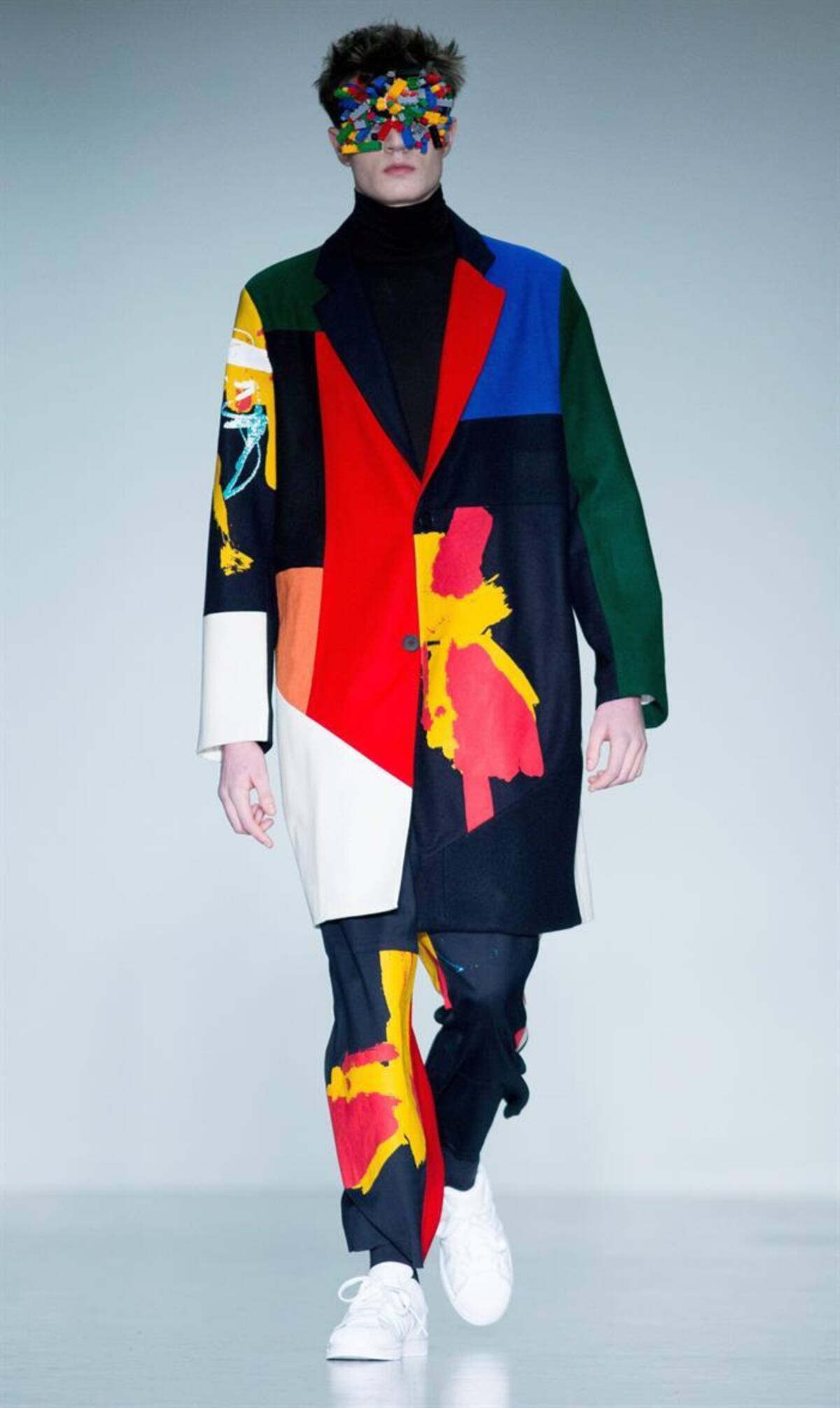 Una serie de modelos presentan la colección de otoño, invierno 2015 en la semana de la moda masculina en Londres, Inglaterra, que se realizará hasta el próximo 12 de enero.