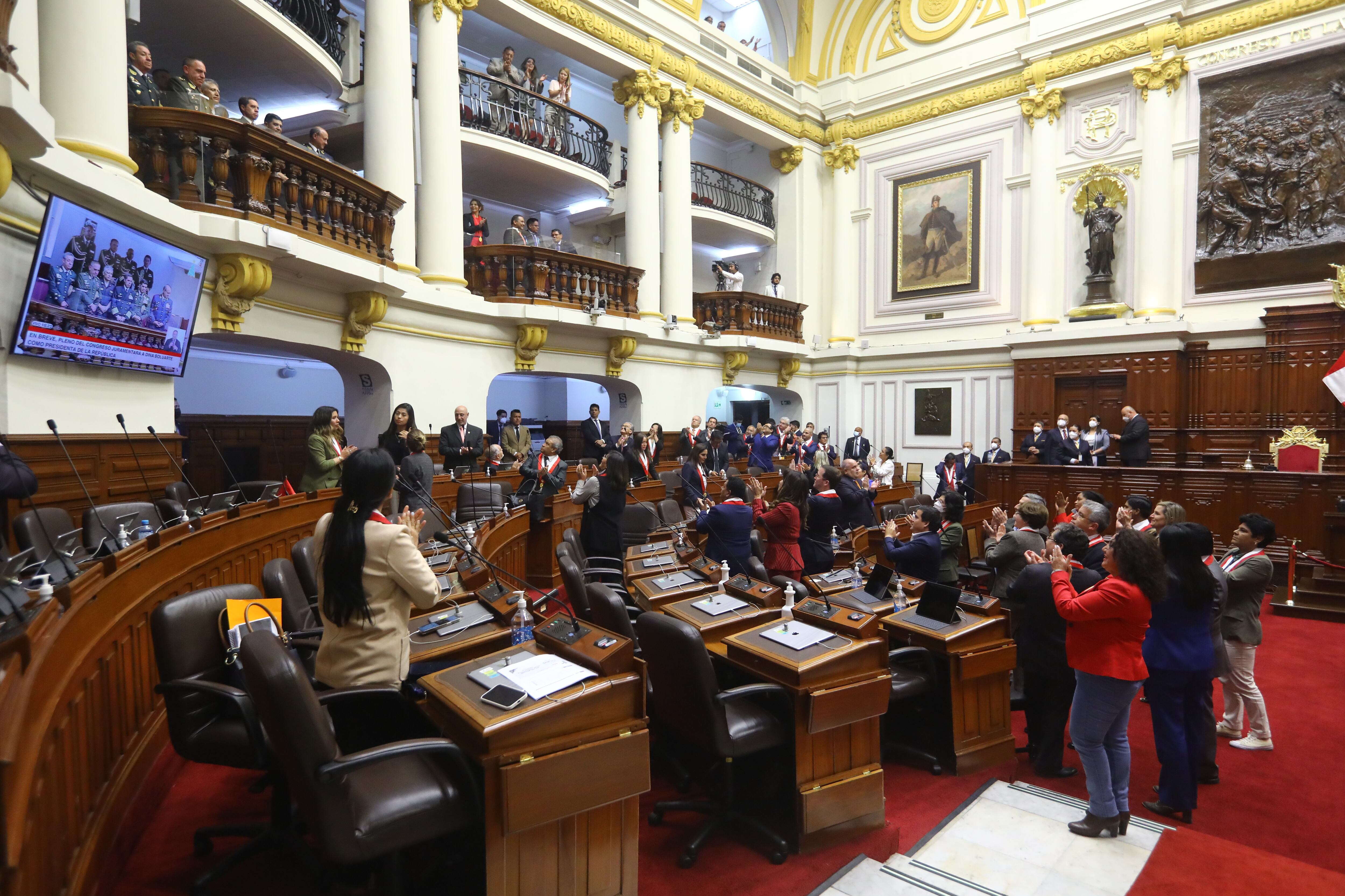 Miembros del Congreso son vistos con la vicepresidenta Dina Boluarte en el Congreso de Perú el 07 de diciembre de 2022. Vía Getty Images.