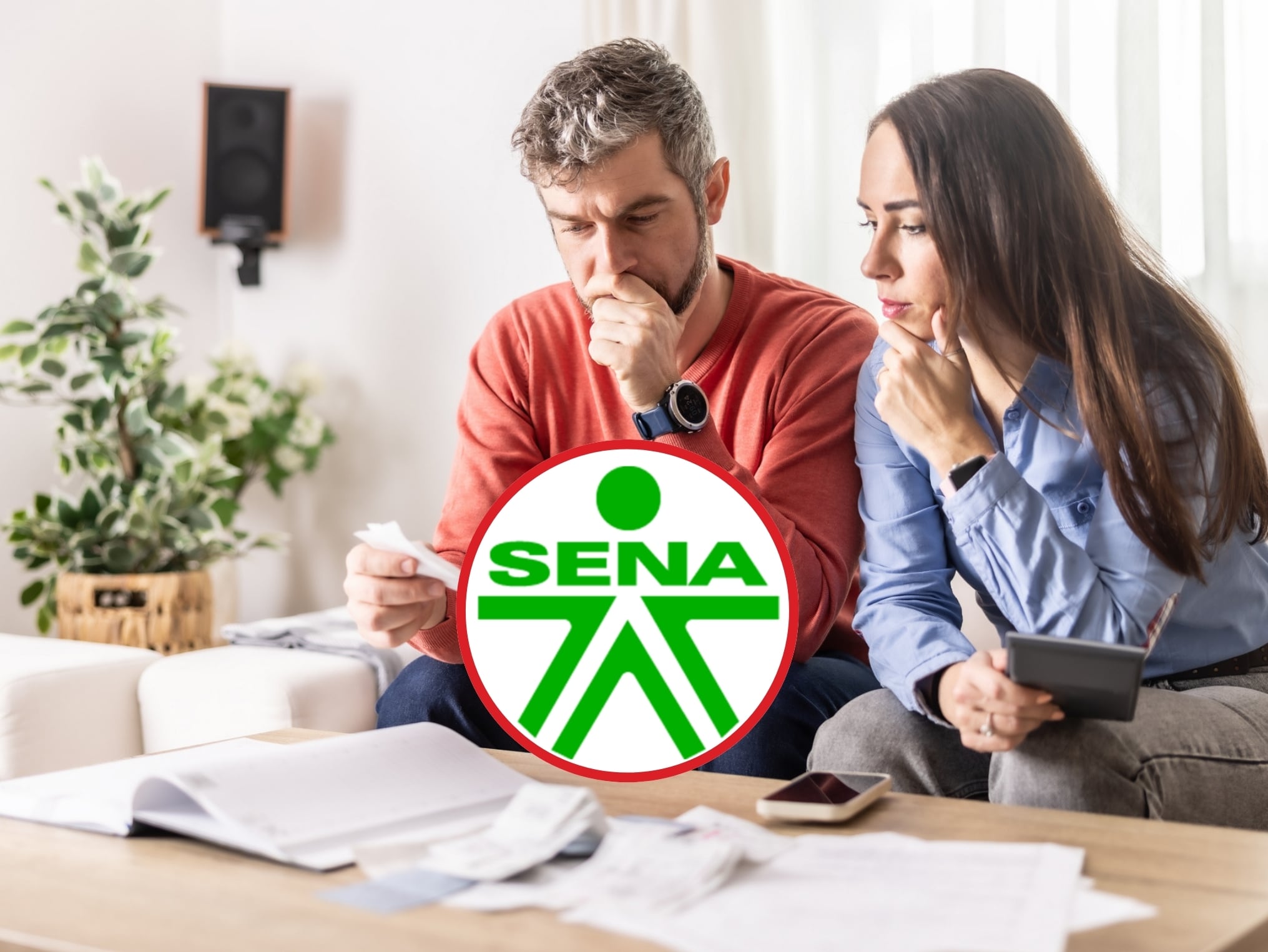 De fondo: Dos personas sentadas en un sofá, viendo sobre la mesa datos y analizando (Crédito: Getty Images) / Logo: Servicio Nacional de Aprendizaje (Crédito: SENA)