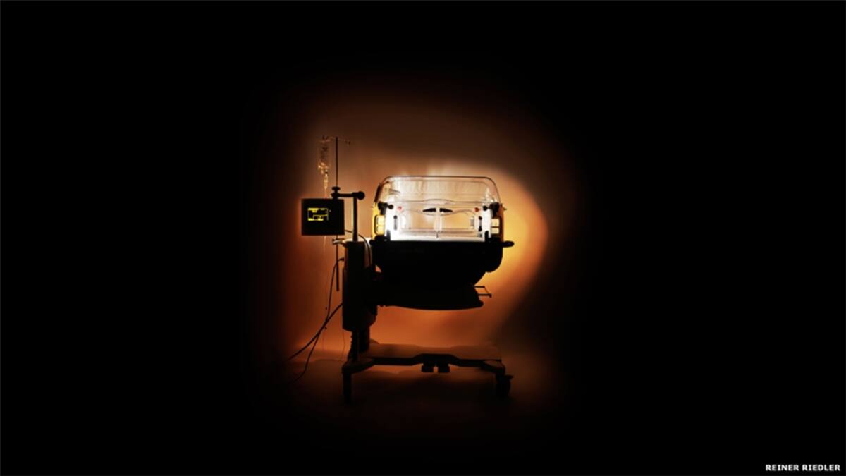 "El proyecto trata de abordar los difíciles conceptos de enfermedad, crisis médica y muerte al mostrar las máquinas involucradas en esos procesos fotografiadas de una forma neutra", explica Riedler.