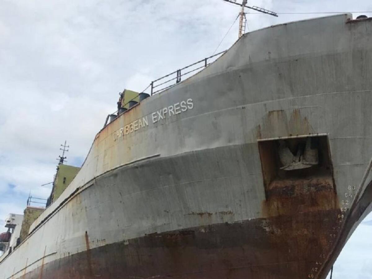 Advierten riesgo de contaminación en la bahía por abandono de buque