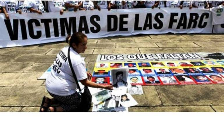 Hombres y mujeres afectados por la guerrilla de las farc, denuncian revictimización.