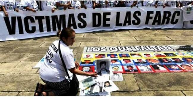 Hombres y mujeres afectados por la guerrilla de las farc, denuncian revictimización.