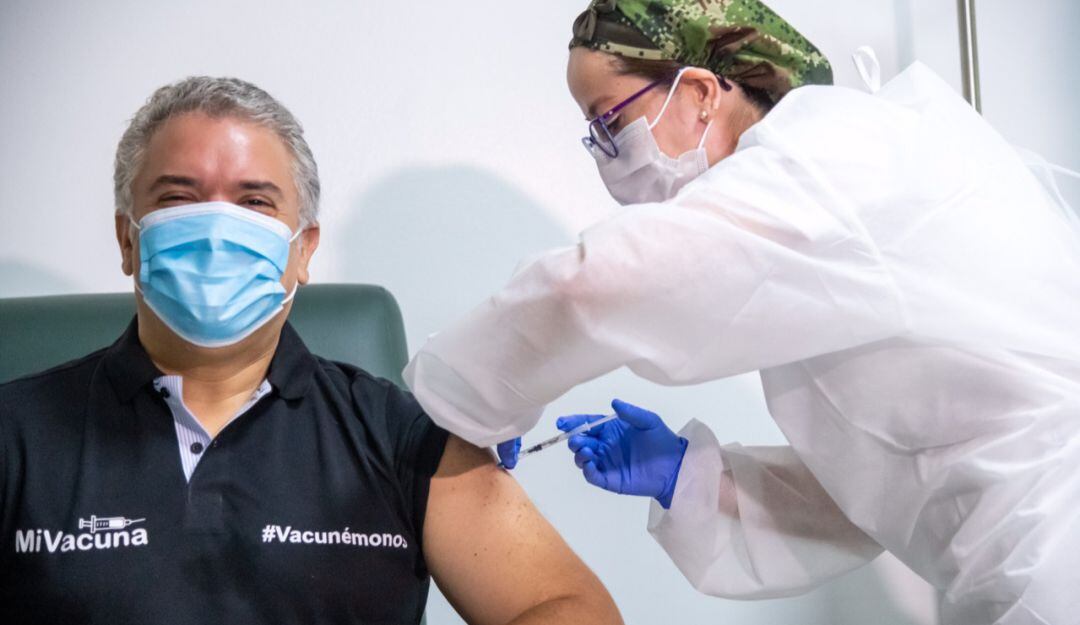Iván Duque fue vacunado contra la COVID-19 en el Hospital Militar en Bogotá