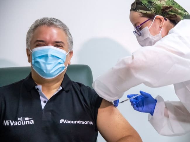 Iván Duque fue vacunado contra la COVID-19 en el Hospital Militar en Bogotá