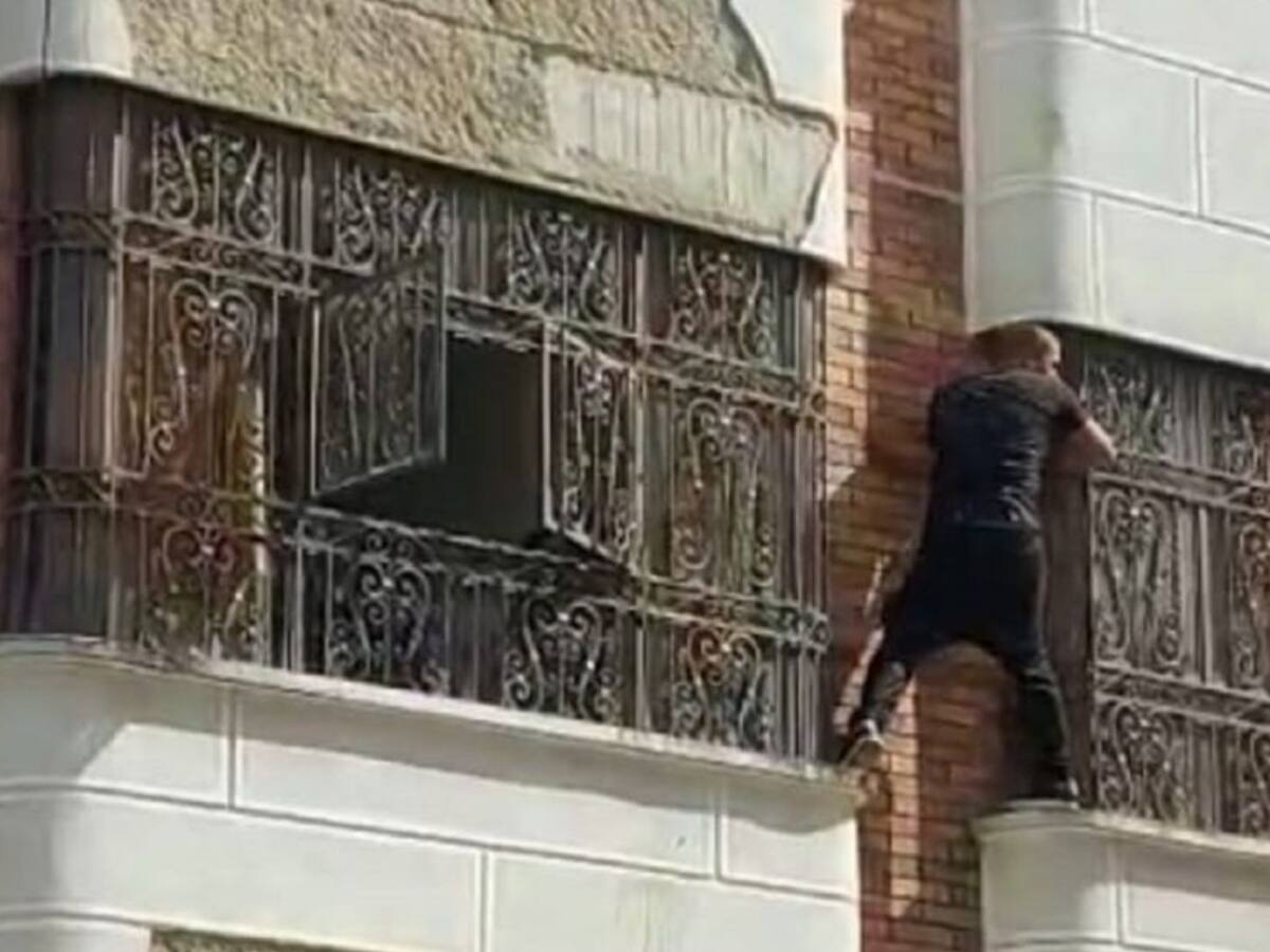 VIDEO: Hombre se subió a un techo para evitar ser linchado