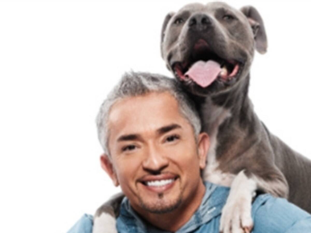 El encantador de perros ofrece ayuda a Biden para controlar a sus perros