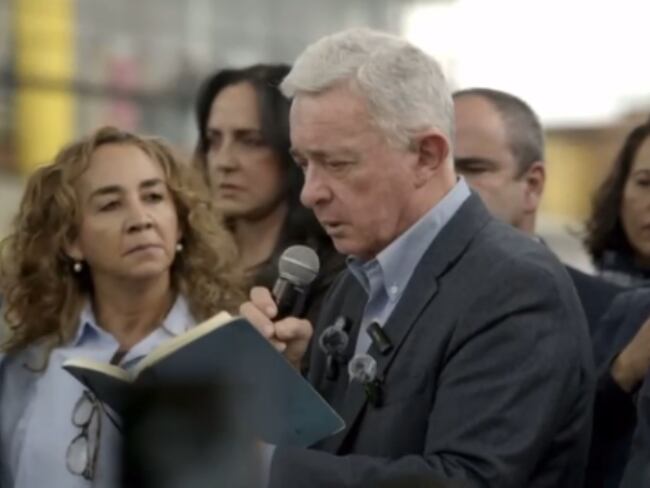 Homenaje de Uribe a Miguel Uribe Turbay