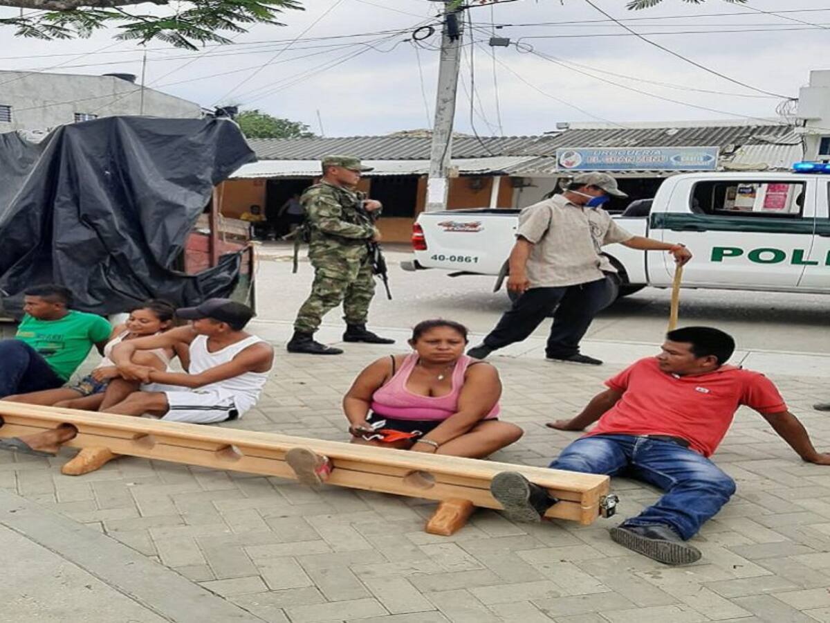 En Tuchín, Córdoba, castigan con el cepo a quienes no acatan la cuarentena