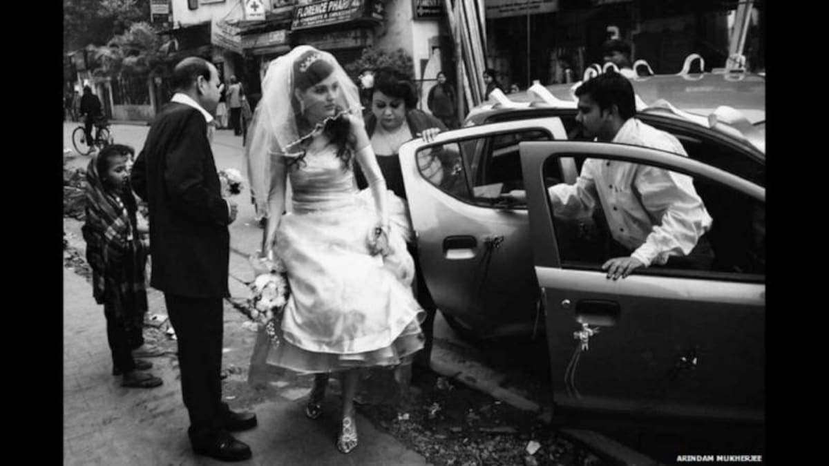 Como resultado del dominio del Imperio Británico, con una mezcla de nombres occidentales y de la India, de costumbres y semblantes, varios miles de anglo-indios viven en la ciudad india de Calcuta. Aquí, una novia de esta comunidad y su familia llegan a una iglesia para su boda.
