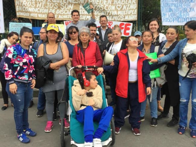 Familiares de jóvenes en condición de discapacidad protestan frente al ICBF