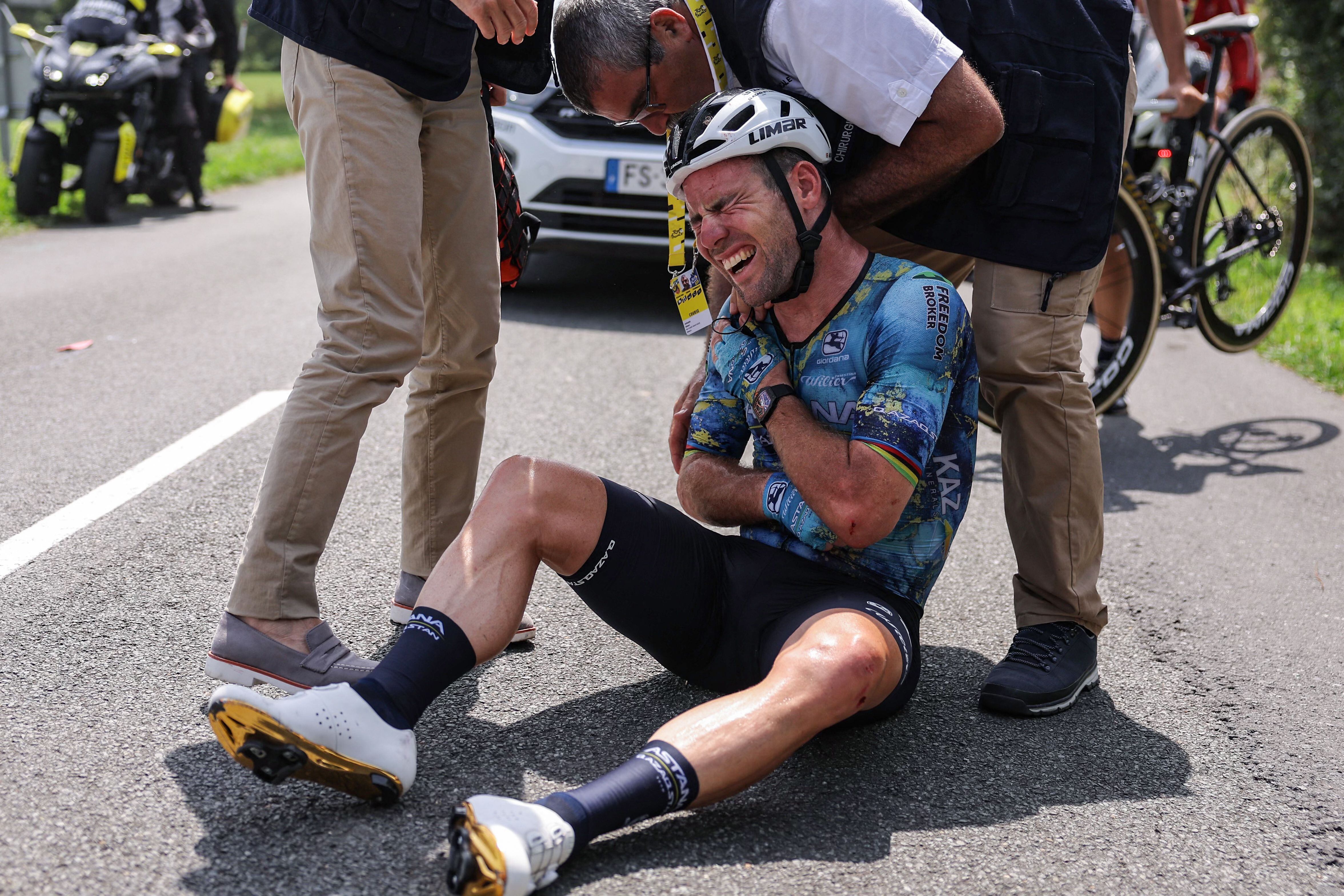 Mark Cavendish se duele de la clavícula luego de la caída que le obligó a abandonar el Tour. (Photo by THOMAS SAMSON/AFP via Getty Images)