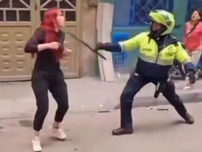 Policía de Bogotá abre investigación interna por agredir físicamente a una mujer