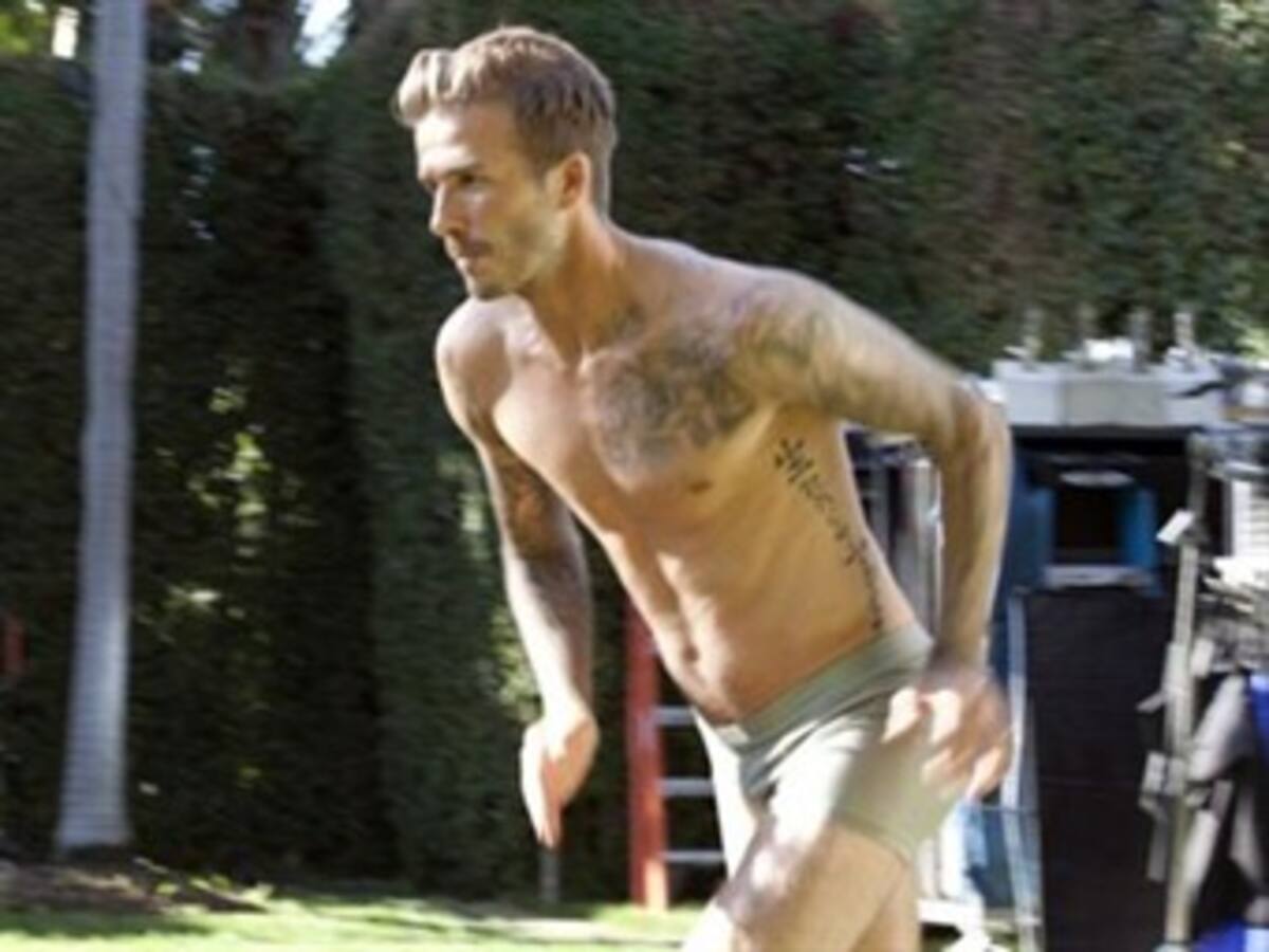 David Beckham con el calzoncillo descubierto y en zapatillas de casa