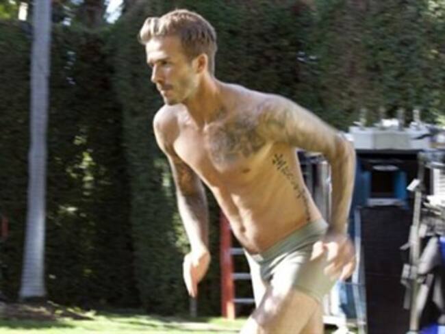 David Beckham con el  calzoncillo descubierto y en zapatillas de casa