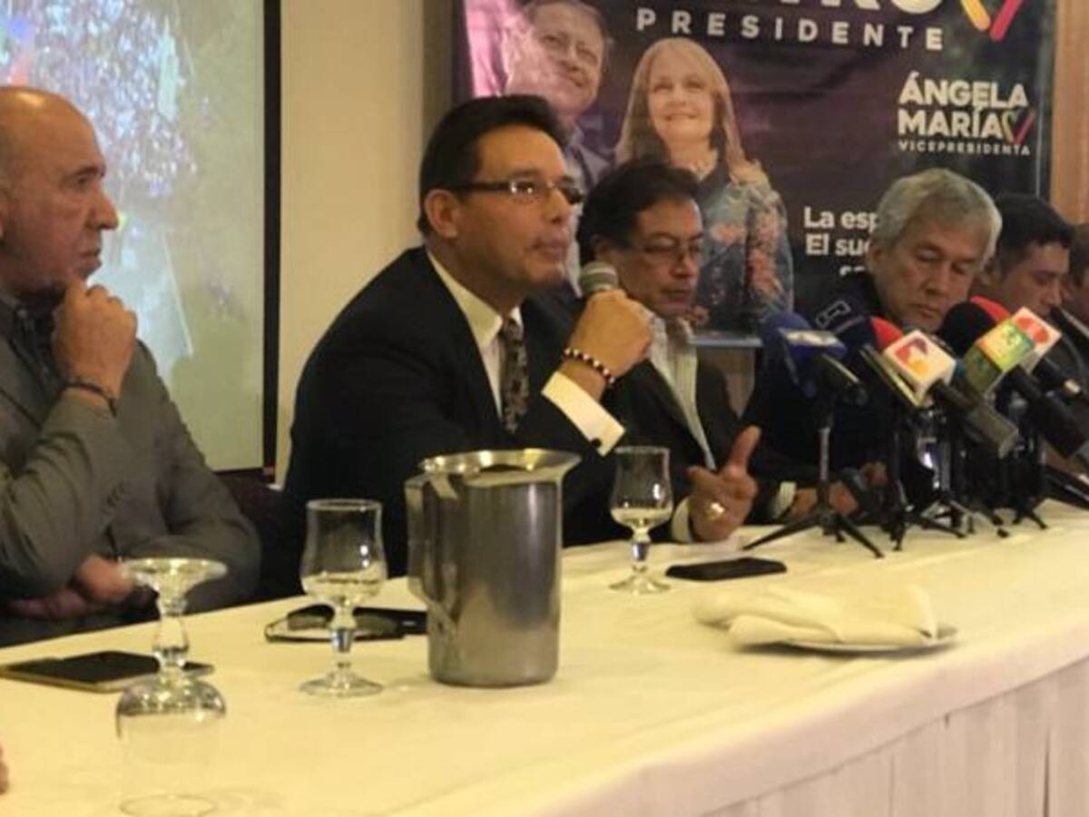 Grupo de oficiales retirados de la policía adhiere a campaña de Petro