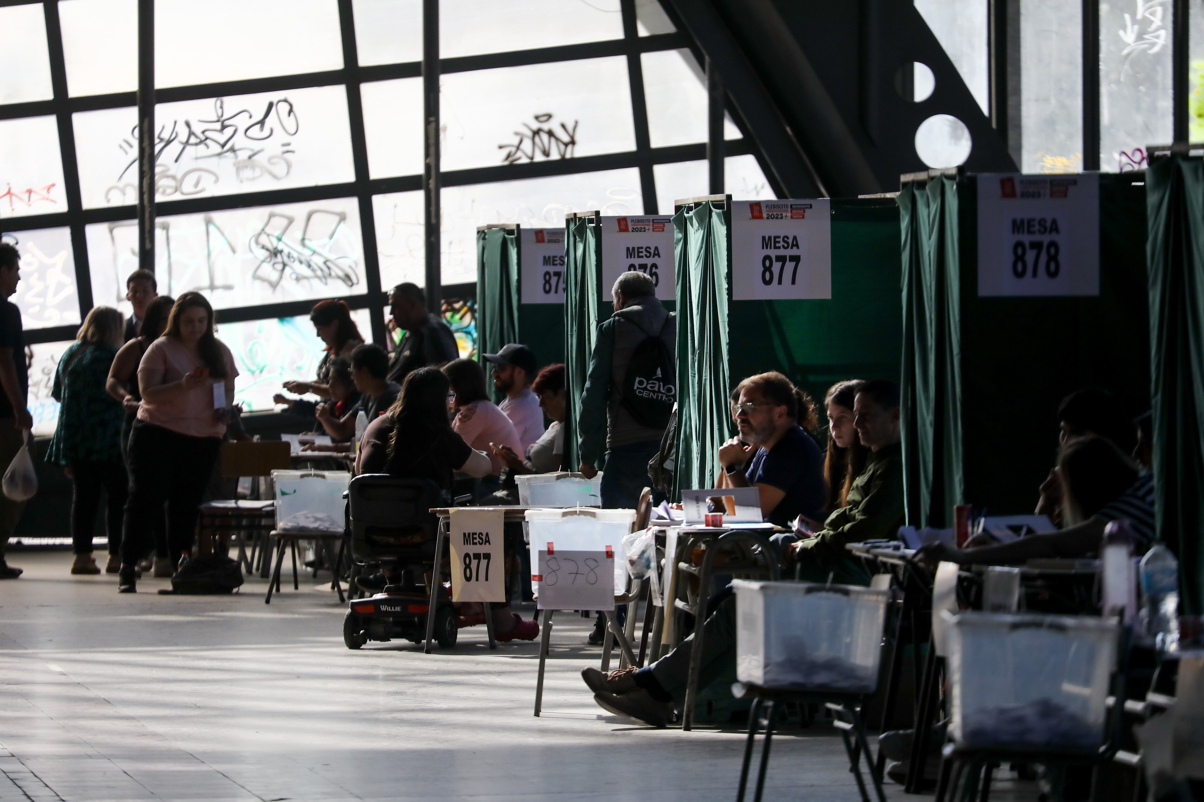 Centro de votación durante el referéndum sobre la propuesta de Nueva Constitución, en Santiago, Chile, el 17 de diciembre de 2023. (Foto de Lucas Aguayo Araos/Anadolu vía Getty Images)