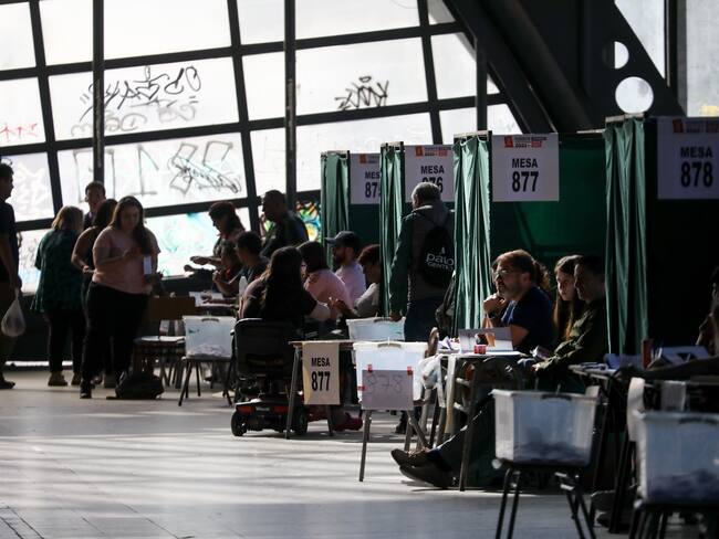 Centro de votación durante el referéndum sobre la propuesta de Nueva Constitución, en Santiago, Chile, el 17 de diciembre de 2023. (Foto de Lucas Aguayo Araos/Anadolu vía Getty Images)