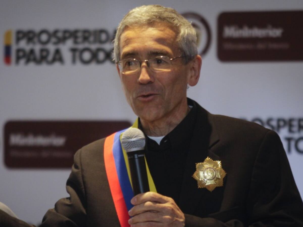 Padre de Roux ofrece a Santos ser facilitador del proceso de paz con el Eln