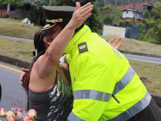 Con una &quot;abrazatón&quot; la policía en Caldas celebra el Día de la Madre